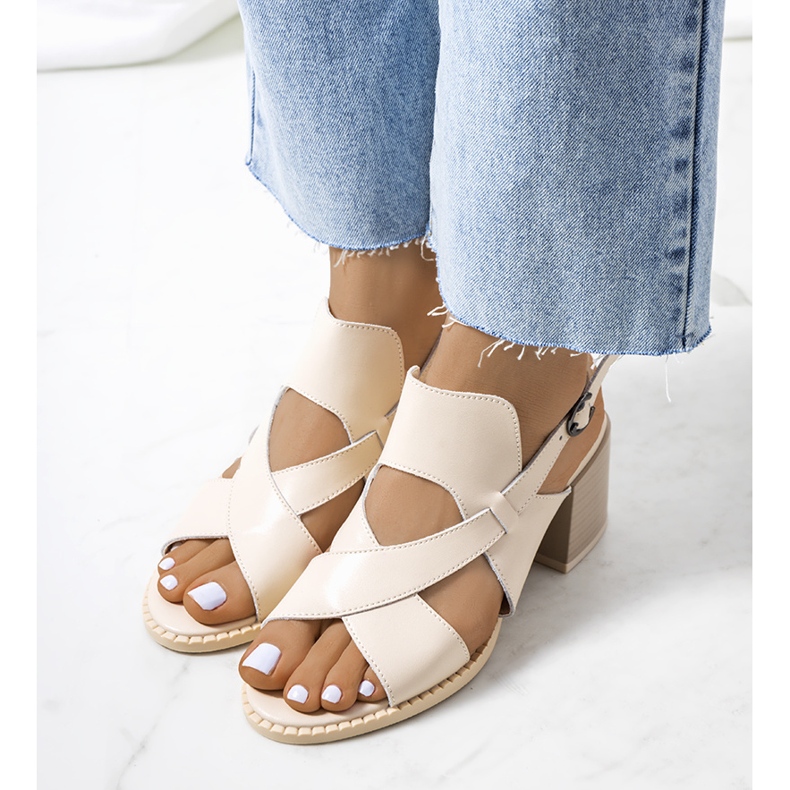 Sandalias de piel beige en el puesto de Destina 1