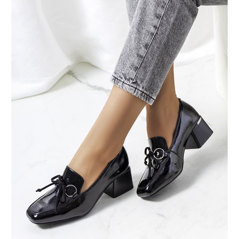 Zapatos de tacón lacados en negro de Monisha 1