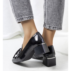 Zapatos de tacón lacados en negro de Monisha 2