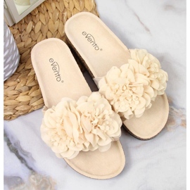 Pantuflas Beige Con Flores En eVento 3