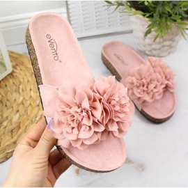 Pantuflas Con Flores Rosas En eVento rosado 1