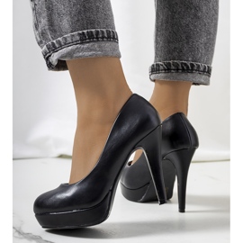 Tacones negros en la plataforma de Verona 2