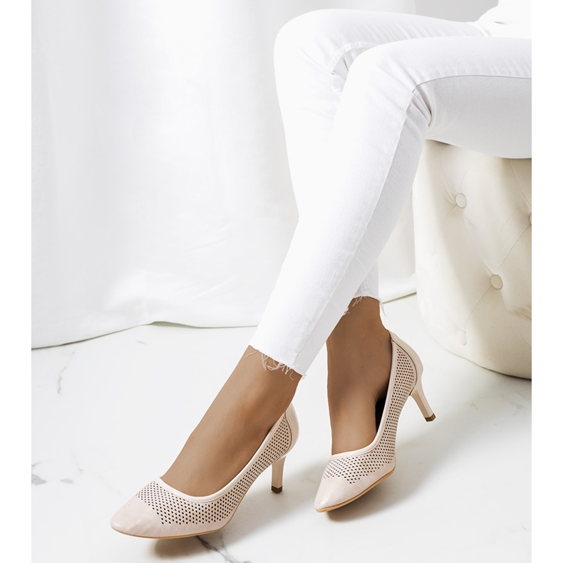 Alfileres calados beige y dorado 1