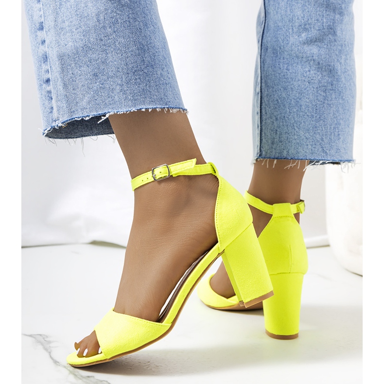 Sandalias amarillo neón en el poste de Polet 1 Sandalias amarillo neón en el poste de Polet 1