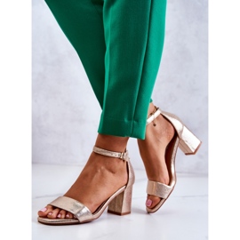 Vinceza Sandalias de mujer de moda en un tacón dorado Lucida 2