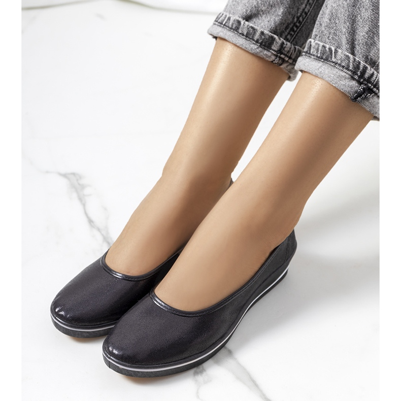 Zapatillas negras brillantes en la cuña Weide. negro 1