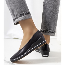 Zapatillas negras brillantes en la cuña Weide. negro 2