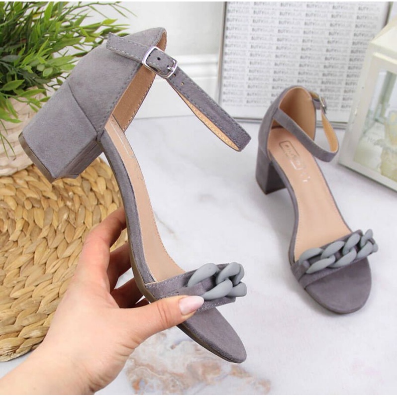 Sandalias grises en un poste con una cadena W Filippo 1