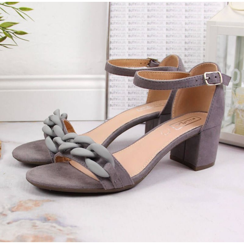 Sandalias grises en un poste con una cadena W Filippo 2