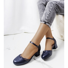 Zapatos de tacón azul marino en un poste bajo de Lynden 1