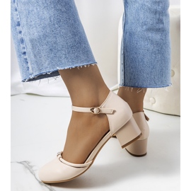 Bombas beige en un poste Lynden bajo 2