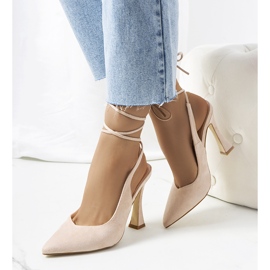 Bombas beige con cordones en el poste de Lotti 1