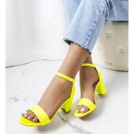 Sandalias amarillo neón en el puesto de Karella 1