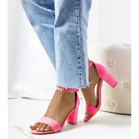 Sandalias rosas en el puesto de Karella. rosado 1
