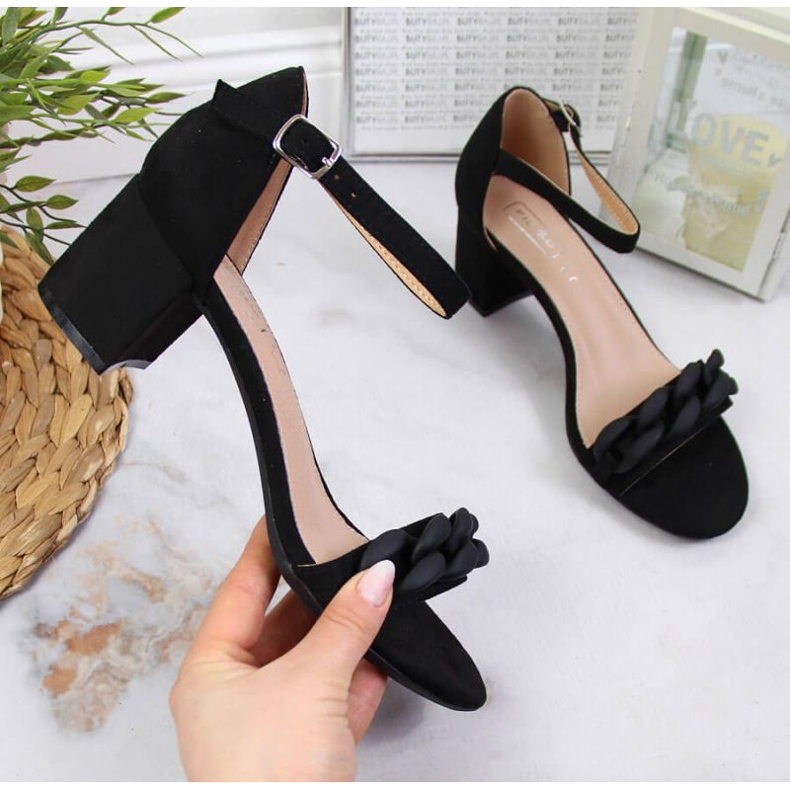 Sandalias negras en un poste con una cadena W Filippo negro 1