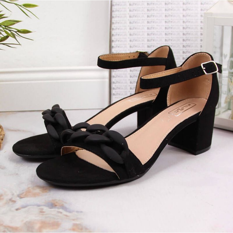 Sandalias negras en un poste con una cadena W Filippo negro 2