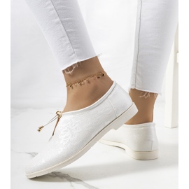 Zapatos blancos de mujer de Bech. 2