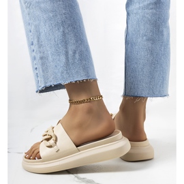 BM Babuchas beige con cadena Levy 1