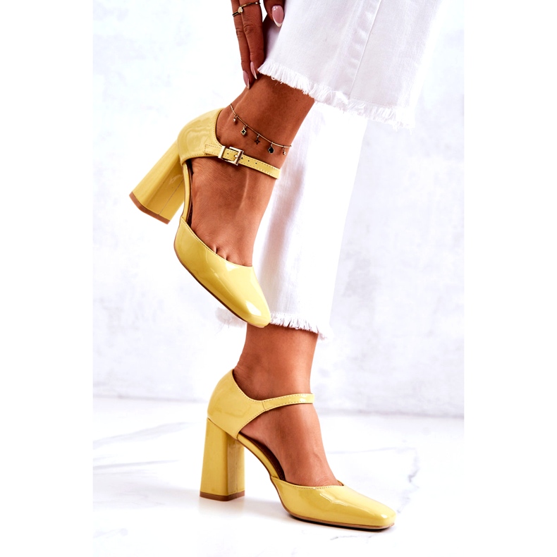 PG1 Bombas lacadas de moda en una barra maorí amarilla amarillo 2