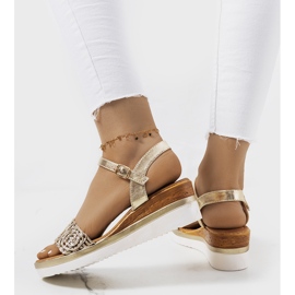 Sandalias doradas con tira decorativa Kirk dorado 2