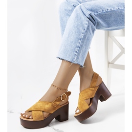 Sandalias marrones en la plataforma de la Capilla marrón 1 Sandalias marrones en la plataforma de la Capilla marrón 1