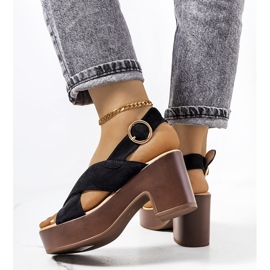 Sandalias negras en la plataforma de la Capilla negro 2