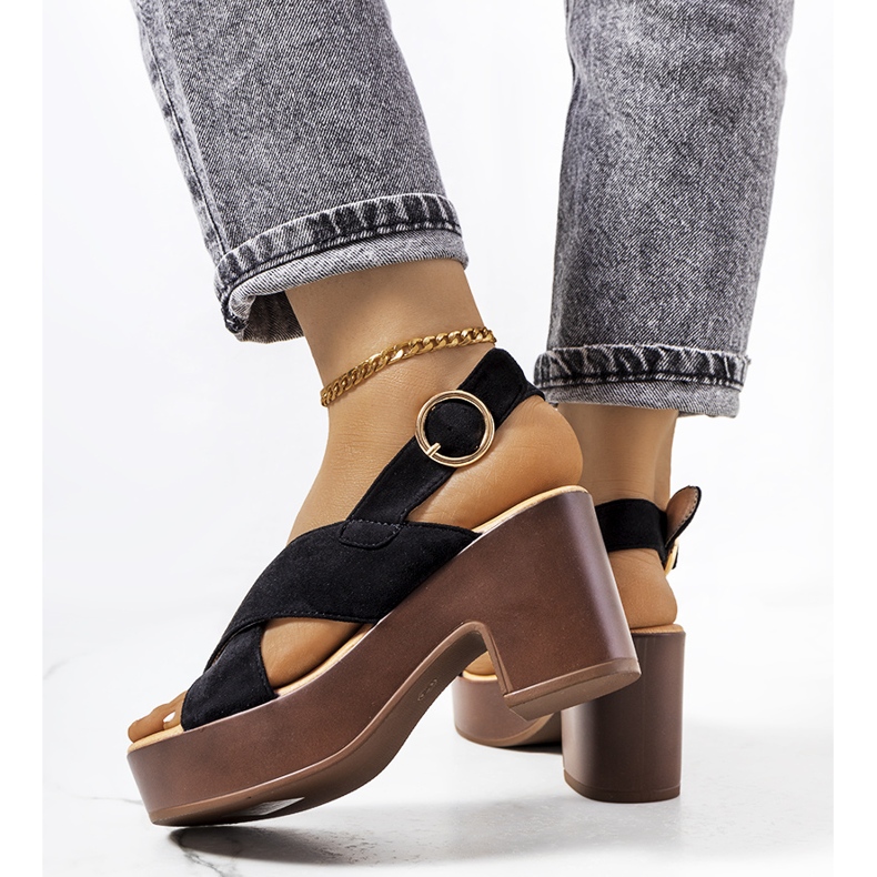 Sandalias negras en la plataforma de la Capilla negro 2