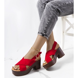 Sandalias rojas en la plataforma de la Capilla rojo 1 Sandalias rojas en la plataforma de la Capilla rojo 1