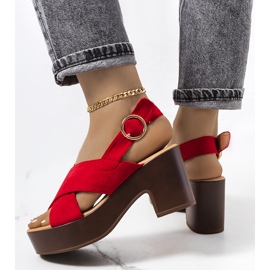 Sandalias rojas en la plataforma de la Capilla rojo 2
