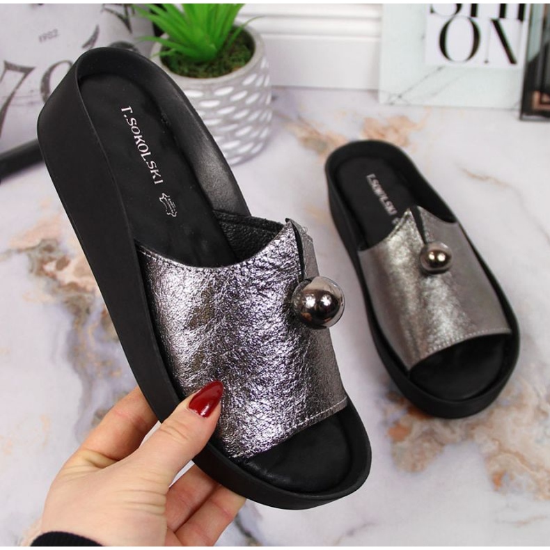 Babuchas de piel con bola decorativa T. Sokolski W SCA165A plata 1