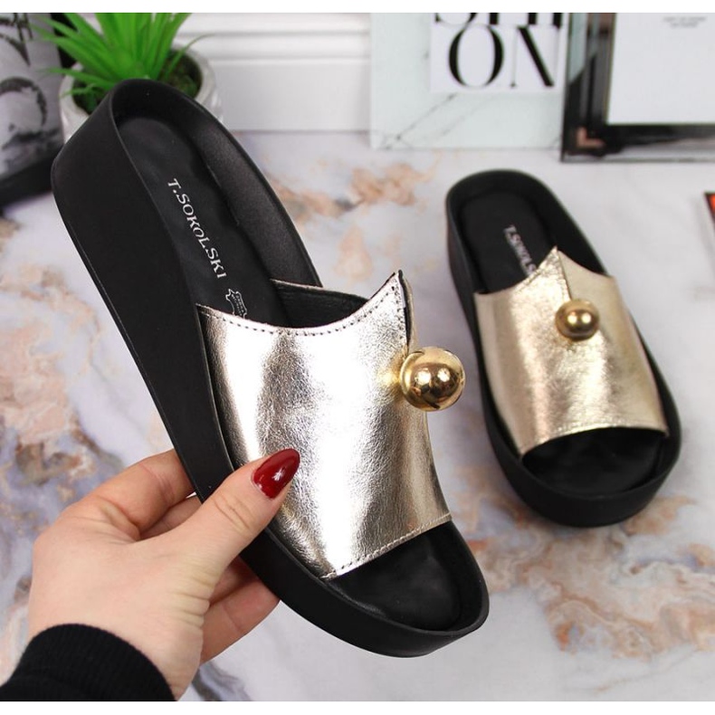Babuchas de piel con bola decorativa T. Sokolski W SCA165B dorado 1