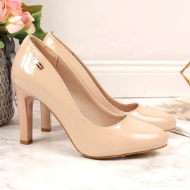 Zapatos de salón lacados en el post nude Sergio Leone beige 2