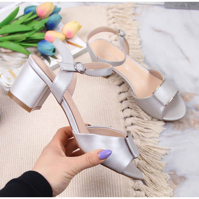 Sandalias plateadas en el poste de Sergio Leone beige 1