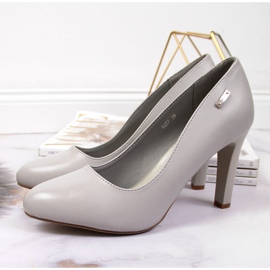 Zapatos de salón en el clásico poste gris de Sergio Leone 4