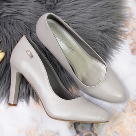 Zapatos de salón en el clásico poste gris de Sergio Leone 5