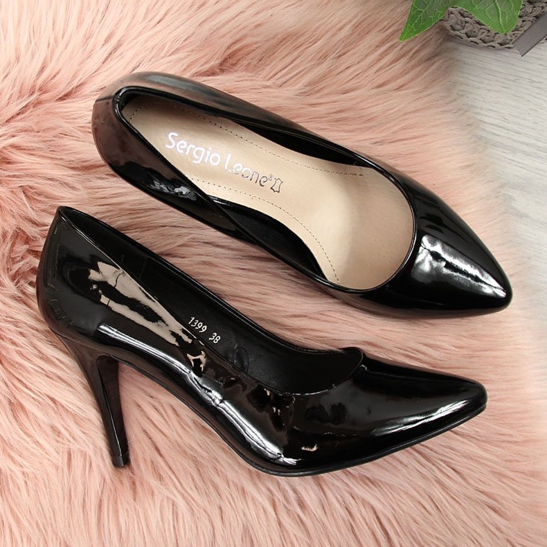 Bombas en un tacón de aguja de charol negro Sergio Leone 2