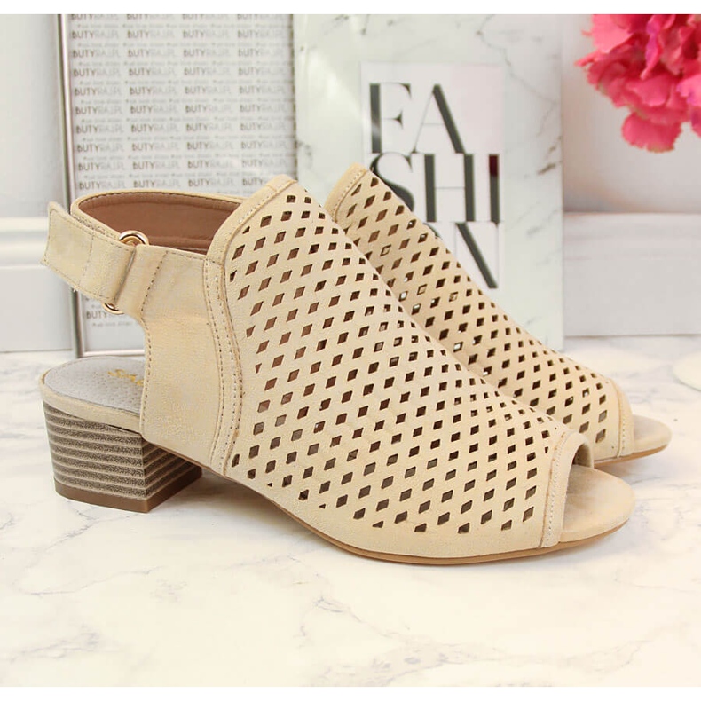Sandalias mujer beige caladas Sabatina 2