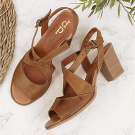 Sandalias de mujer de piel sobre poste marrón de Dolce Pietro 4