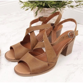 Sandalias de mujer de piel sobre poste marrón de Dolce Pietro 5