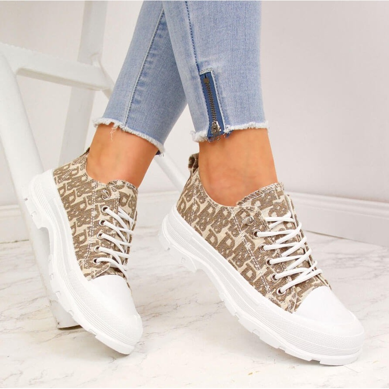 Zapatillas beige de mujer en la plataforma con inscripciones Sabatina. 1