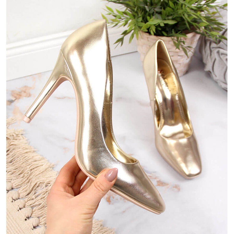 Bombas en un tacón dorado Seastar 2