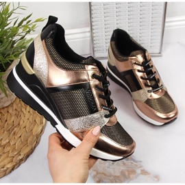 Zapatos mujer cuña negros y dorados Vinceza 2