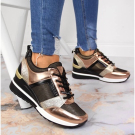 Zapatos mujer cuña negros y dorados Vinceza 5