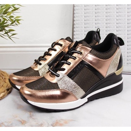 Zapatos mujer cuña negros y dorados Vinceza 3