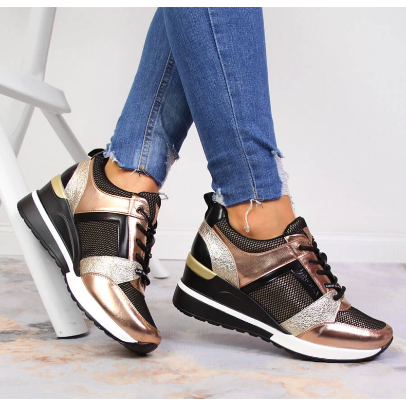 Zapatos mujer cuña negros y dorados Vinceza 1