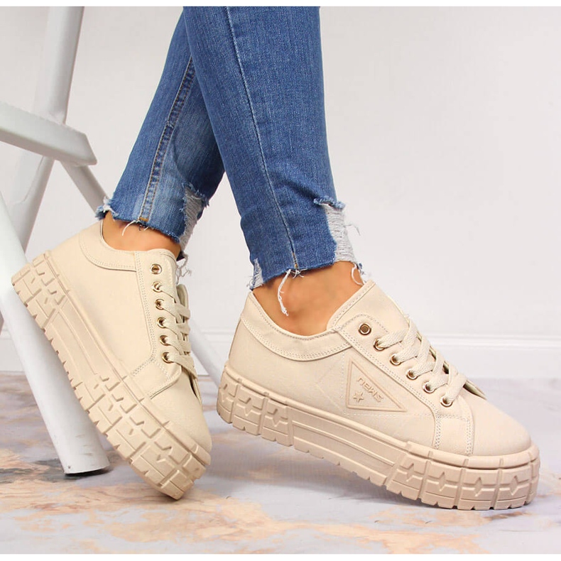 News Zapatillas beige de mujer con plataforma NOVEDADES 1