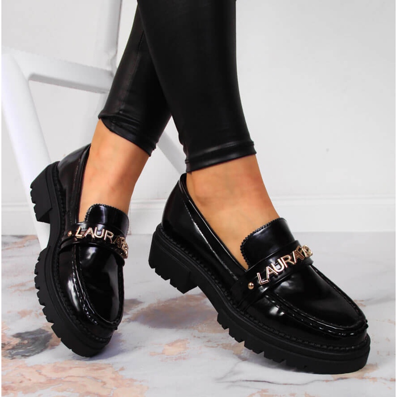Zapatos de mujer lacados en negro con la inscripción Laura La.Fi 2