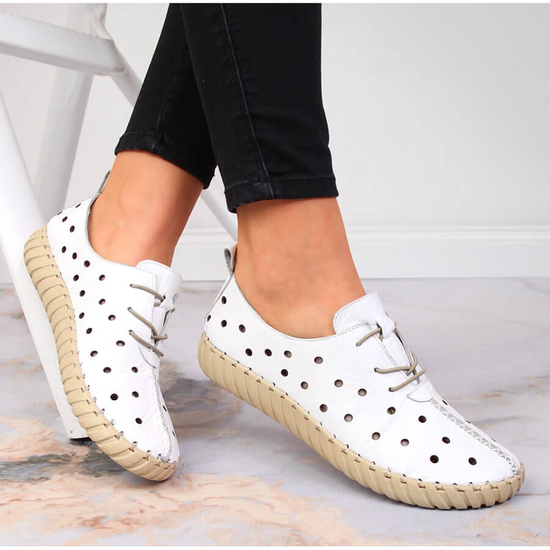 Zapatos confort calados Artiker blanco 2