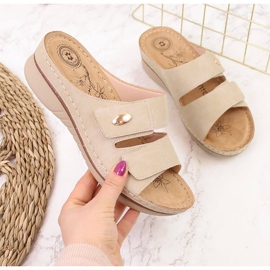 Cómodas zapatillas de casa de mujer con velcro beige eVento 2