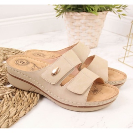 Cómodas zapatillas de casa de mujer con velcro beige eVento 3